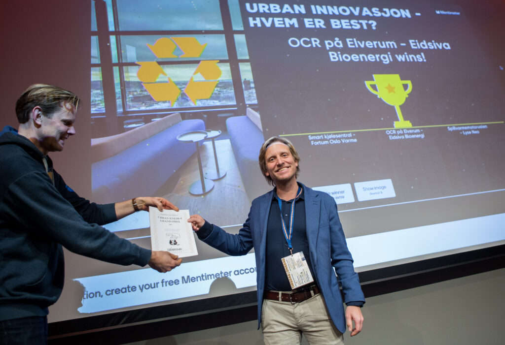 Tore Dugstad diplomet fra daglig leder Trygve Tomren-Berg i Norsk Fjernvarme for seieren i innovasjonskonkurransen.