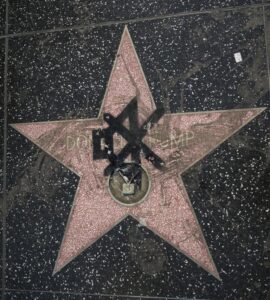 Pøbels mest kjente stunt var da han malte et mute-tegn over Donald Turmps stjerne på Hollywoods Walk of Fame i Los Angeles.